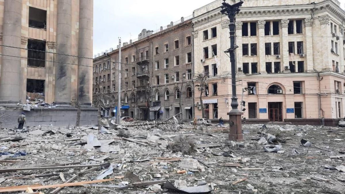 Обстрел Харьковской ОГА: пострадали 6 человек, количество погибших уточняют Обстрел Харьковской ОГА: пострадали 6 человек, количество погибших уточняют