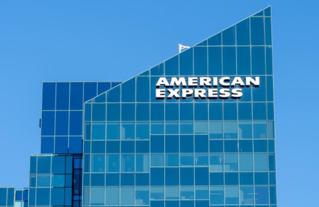 American Express прекращает сотрудничество с российскими банками