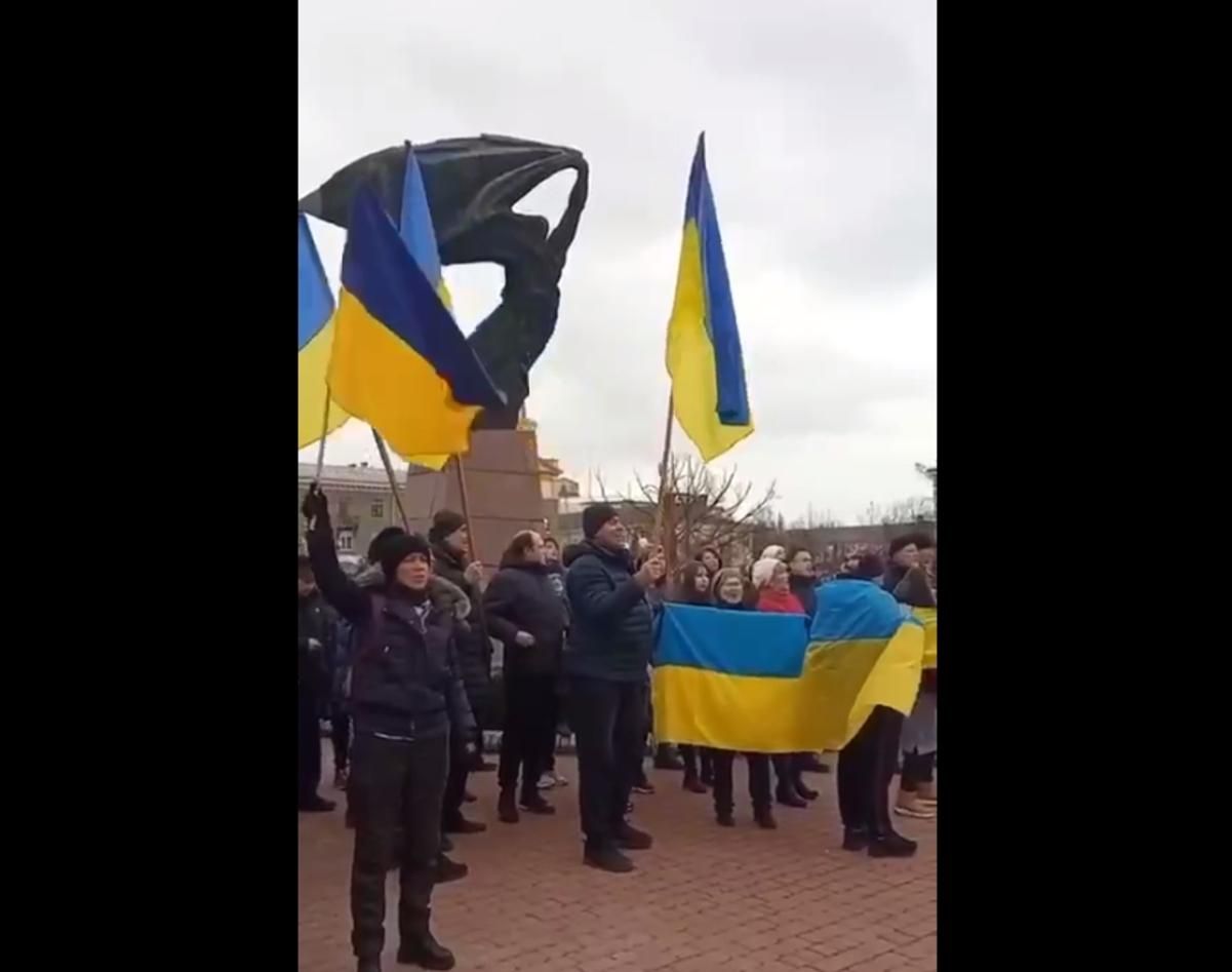Украинцы в оккупированном Бердянске вышли на митинг против России Украинцы в оккупированном Бердянске вышли на митинг против России