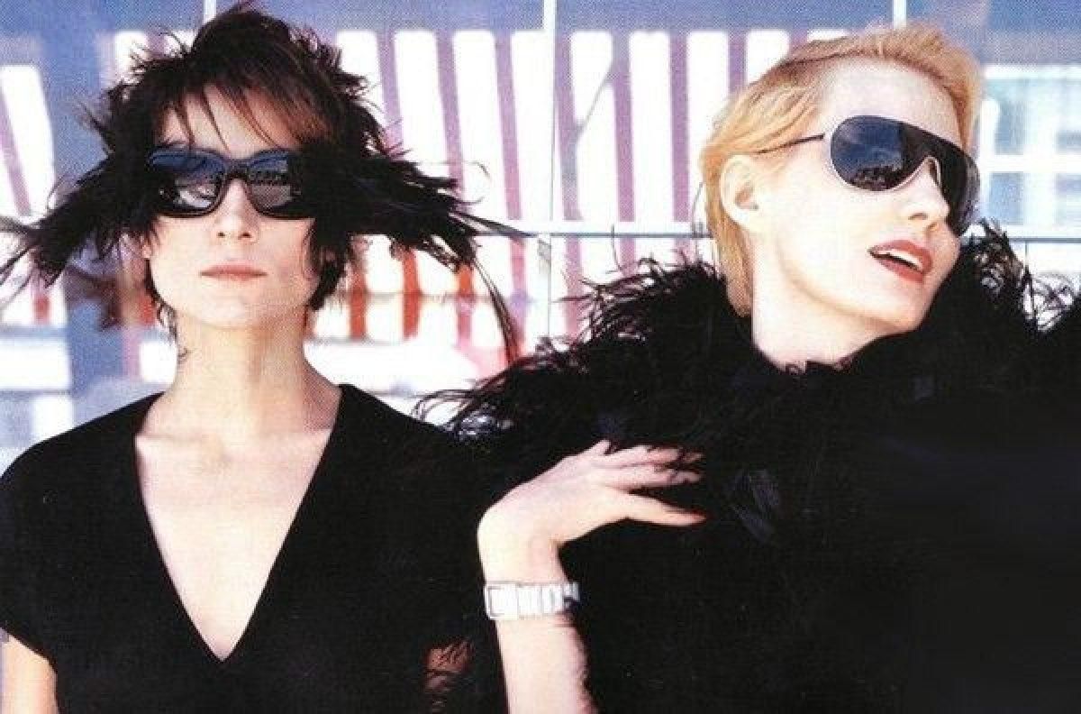 Вслед за Пугачевой и Галкиным: звезды Земфира и Рената Литвинова вылетели из России - Нет войне Вслед за Пугачевой и Галкиным: звезды Земфира и Рената Литвинова вылетели из России - Нет войне