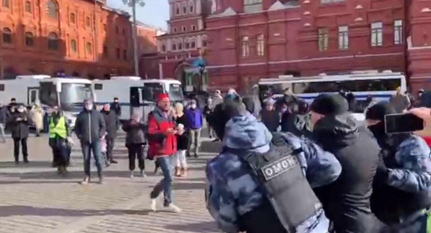 У Москві затримані на протесті співають гімн України: відео з місця події - Ні війні У Москві затримані на протесті співають гімн України: відео з місця події - Ні війні