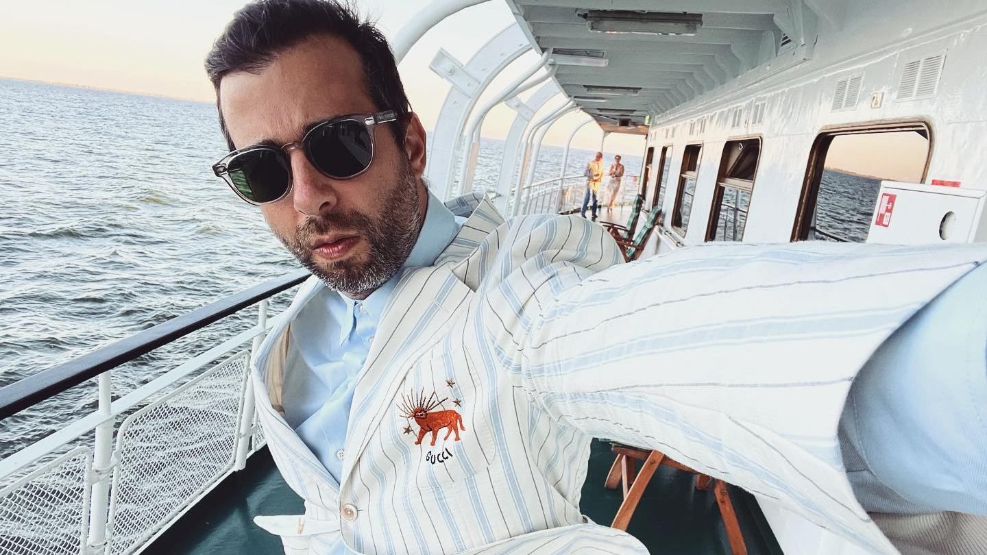 Іван Ургант виїхав з Росії з дружиною та дітьми: він засуджував війну - Ні війні Іван Ургант виїхав з Росії з дружиною та дітьми: він засуджував війну - Ні війні