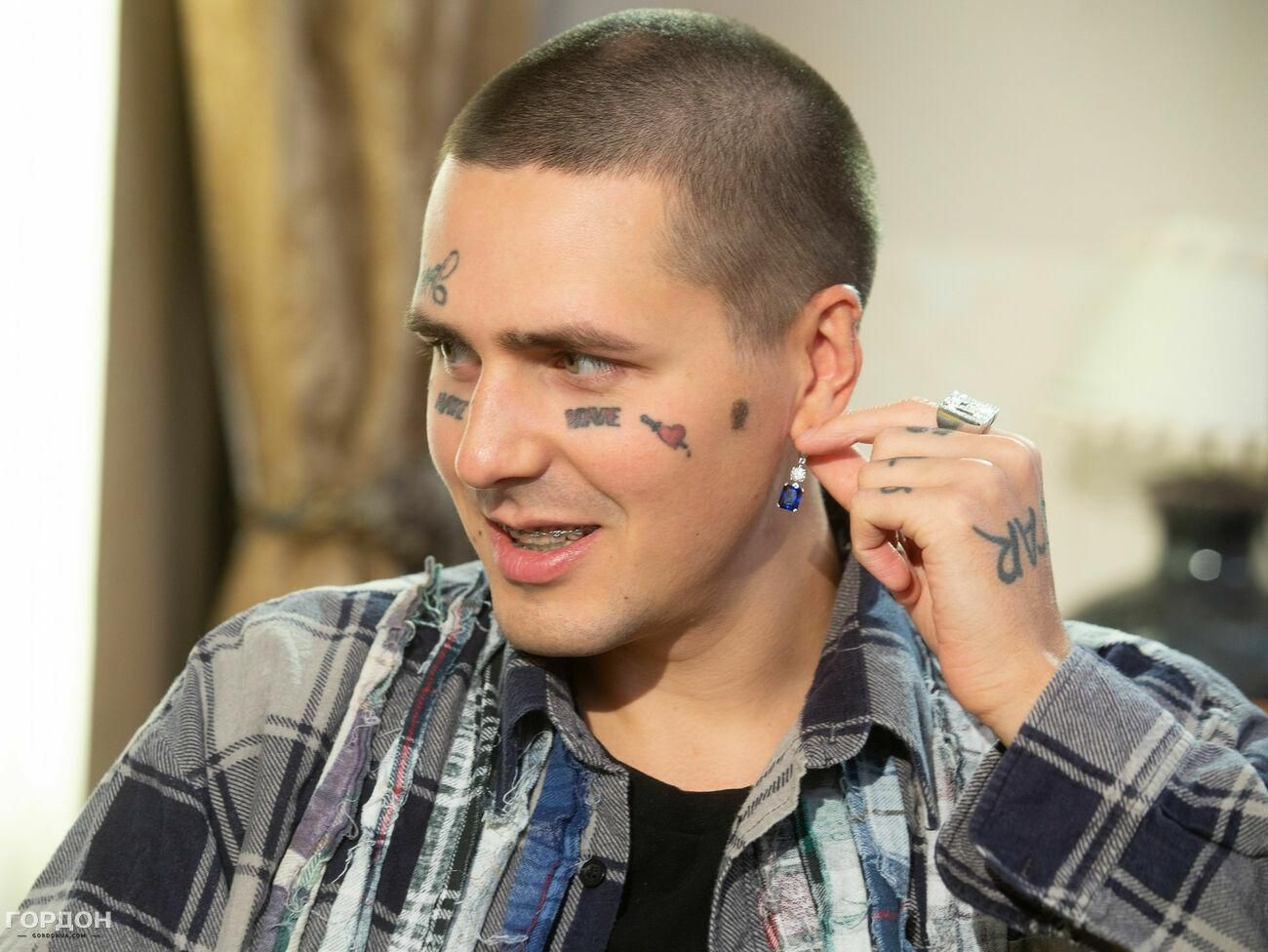 Убивая украинцев, Россия убивает собственную демократию, – оппозиционный рэпер Face - Нет войне Убивая украинцев, Россия убивает собственную демократию, – оппозиционный рэпер Face - Нет войне