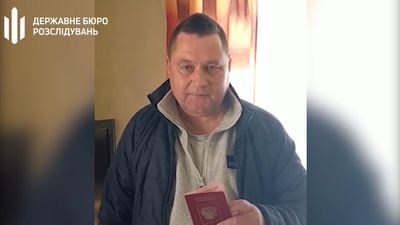 Засудив дії Путіна та спалив російський паспорт: колишній військовий пілот звернувся до земляків